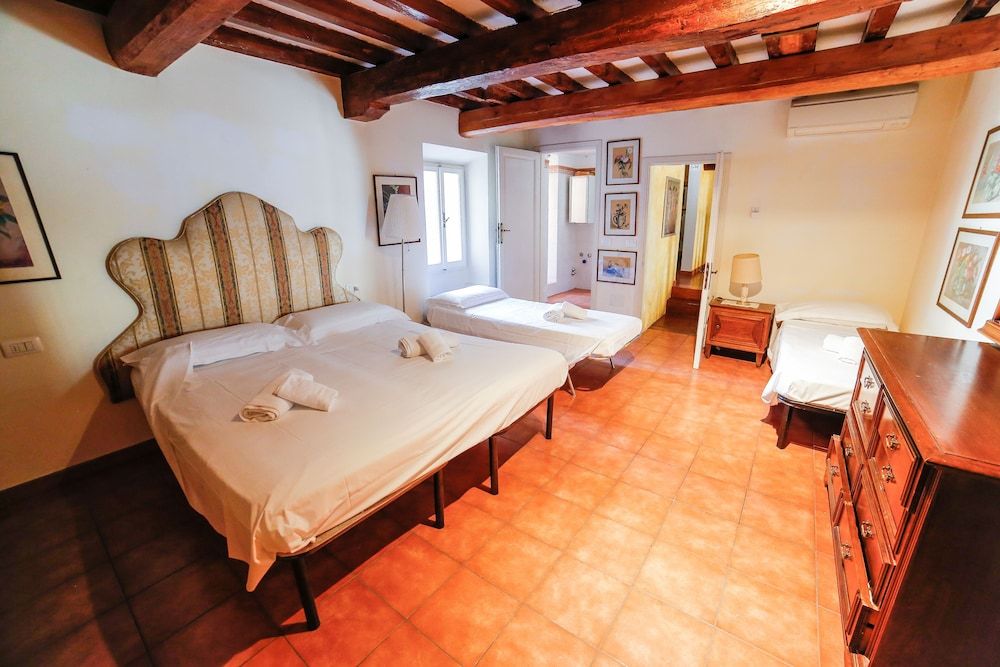 undefined Traditional apt Close to The Duomo - private yard! 4