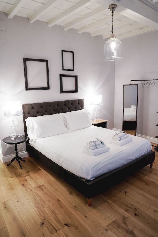 Art Apartment Black & White Apartment, 2 Bedrooms 24