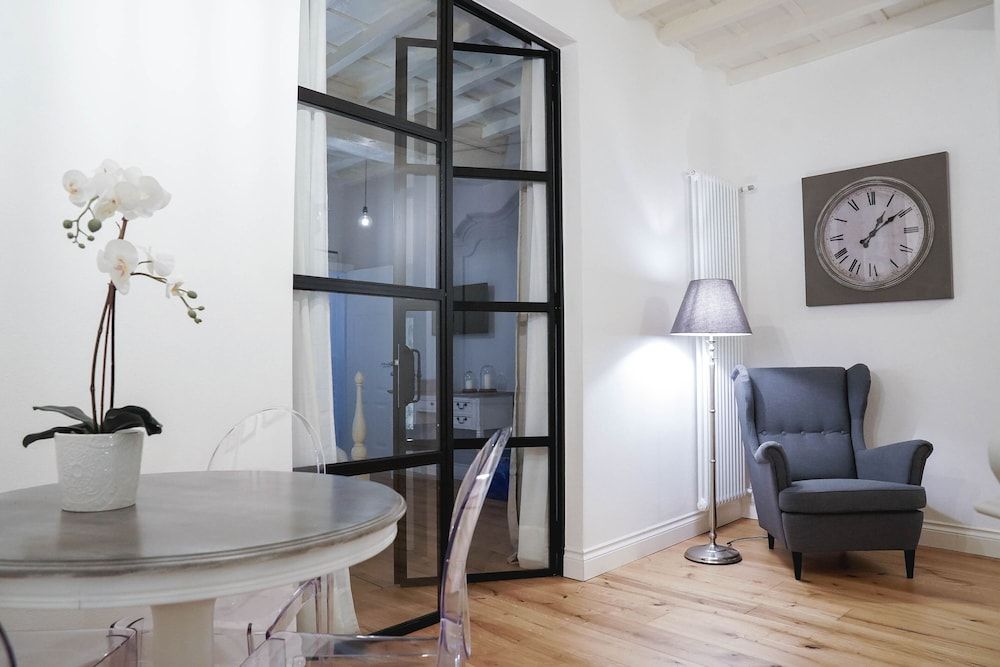 Art Apartment Black & White Apartment, 2 Bedrooms 48