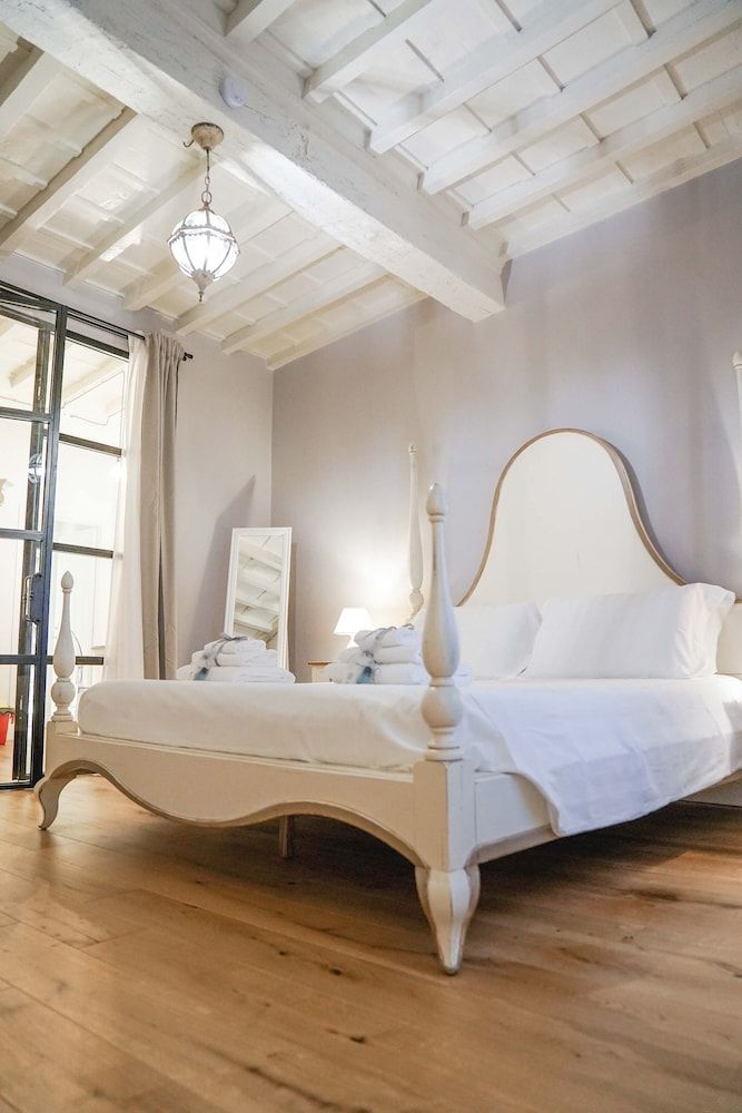 Art Apartment Black & White Apartment, 2 Bedrooms 2