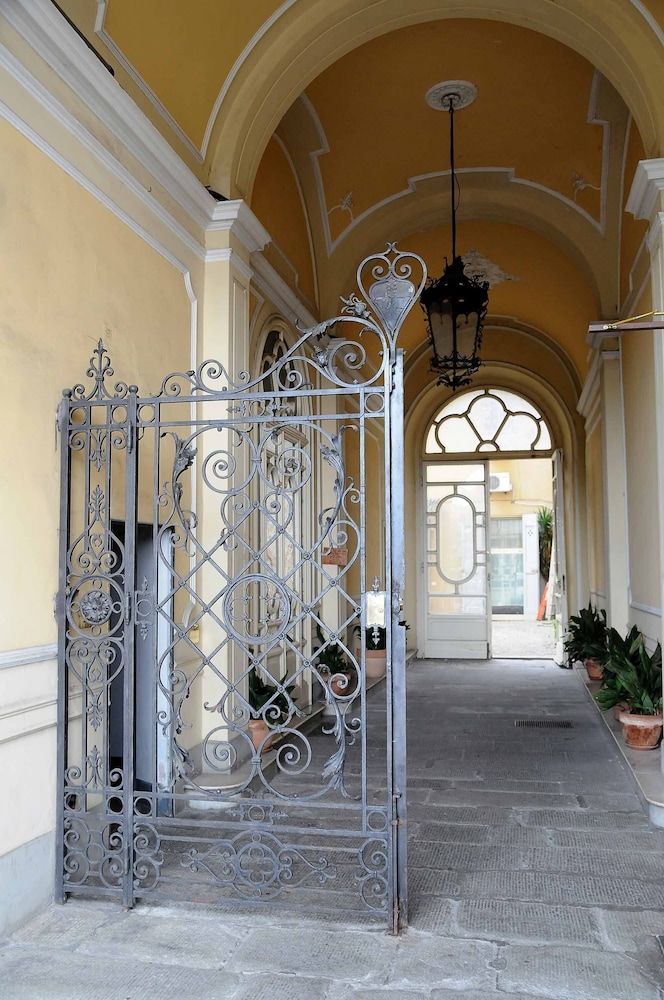 undefined Charming Studio Apartment in Front of the Arno River