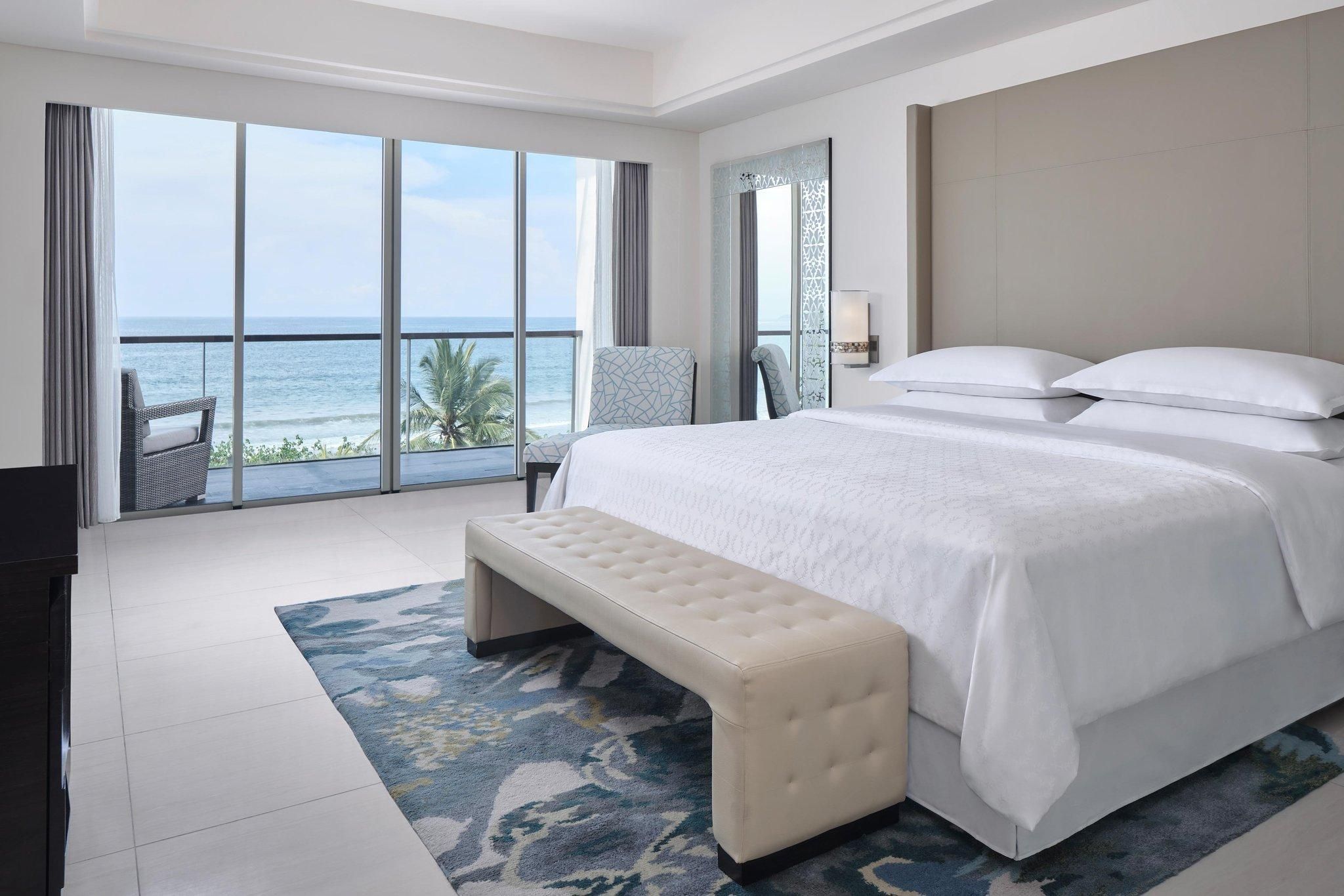 1 Bedroom Larger Suite, 1 King, Oceanfront, Upper floor, Balcony