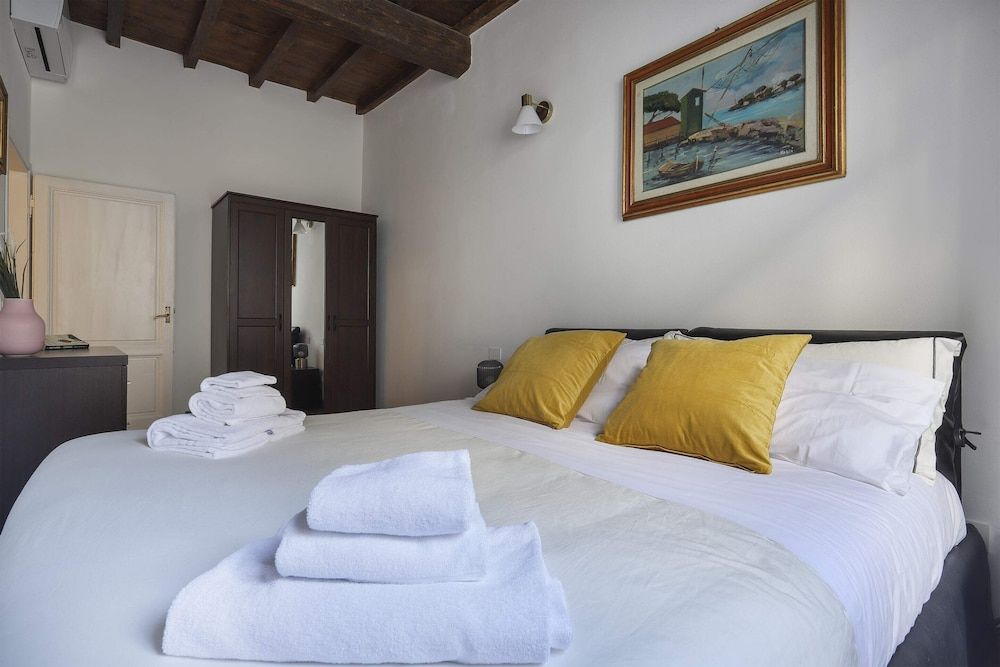 undefined Oltrarno Modern Apartment in Florence - Hosted by Sweetstay