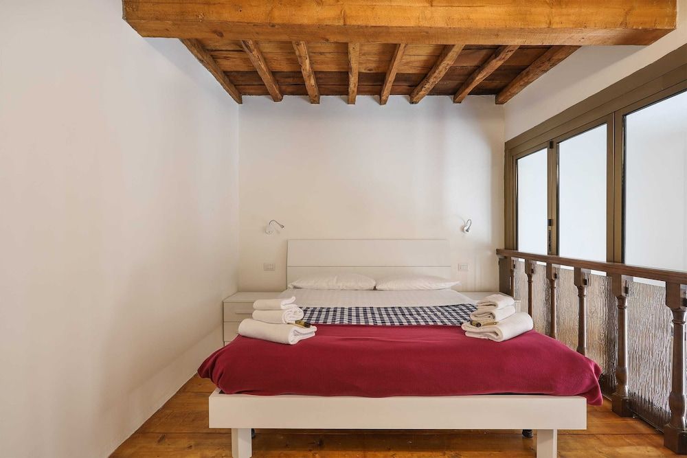 undefined Santa Maria Novella Bright and Modern Apartment - Hosted by Sweetstay 4