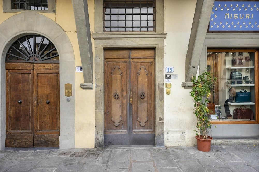 undefined Piazza Santa Croce in Firenze 3