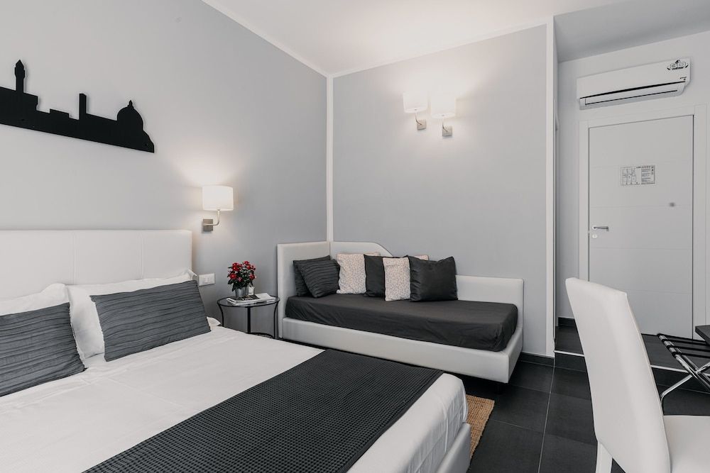 Easy Florence Deluxe Triple Room, 1 Bedroom, Balcony 2