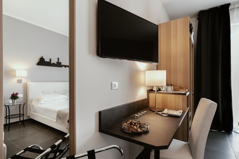 Easy Florence Deluxe Triple Room, 1 Bedroom, Balcony 9