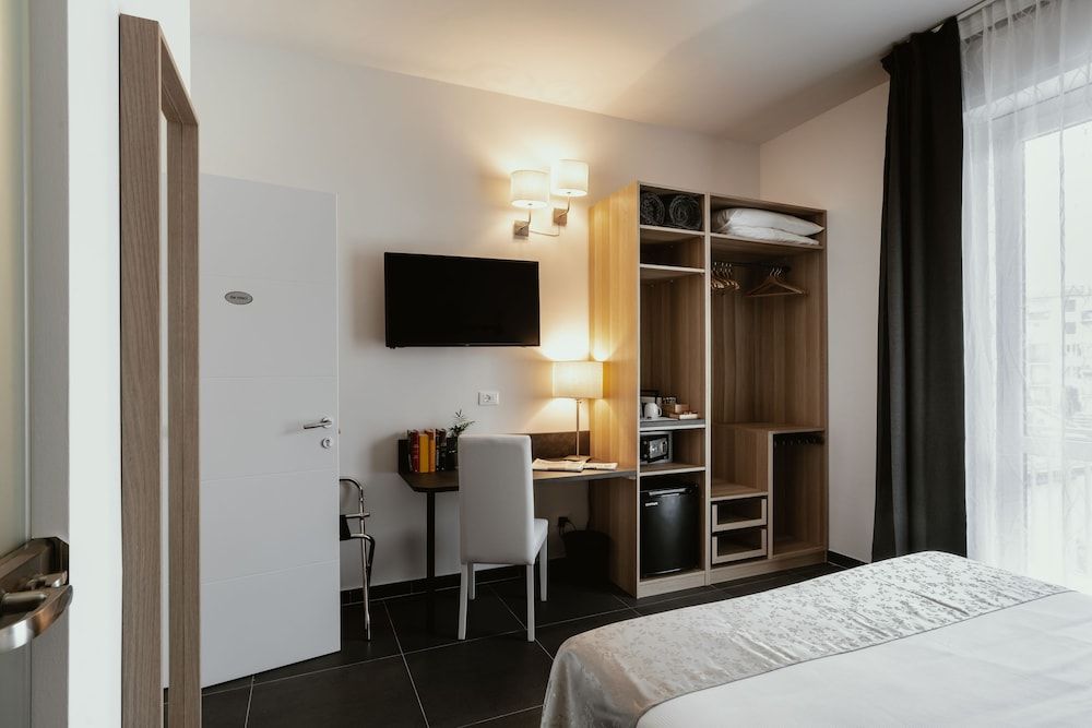 Easy Florence Deluxe Double Room, 1 King Bed, Balcony 2