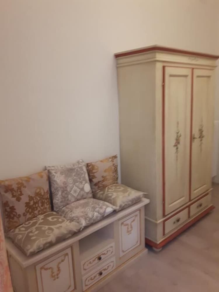 Shabby Old Town Basic Single Room, Shared Bathroom 4