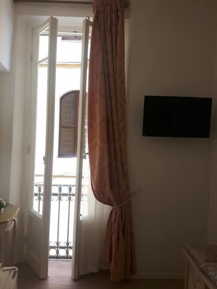 Shabby Old Town Basic Single Room, Shared Bathroom 3