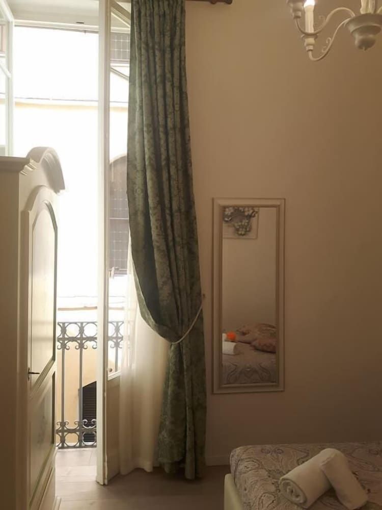 Shabby Old Town Traditional Double Room, Shared Bathroom 7