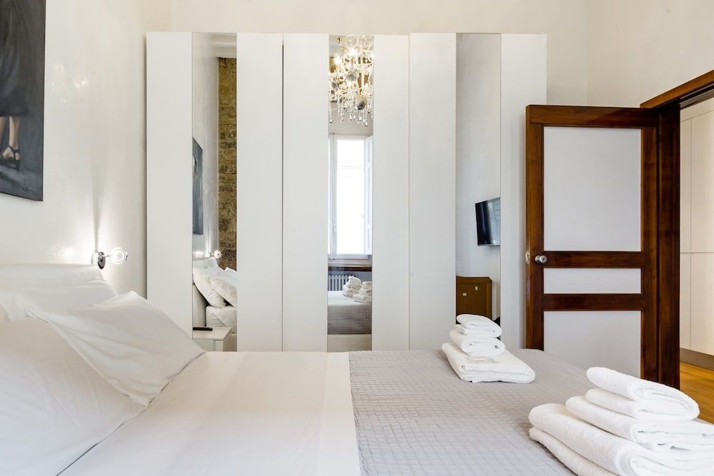 undefined Luxury 2 Bedroom Apartment with Hot Tub - Florence City Center 5