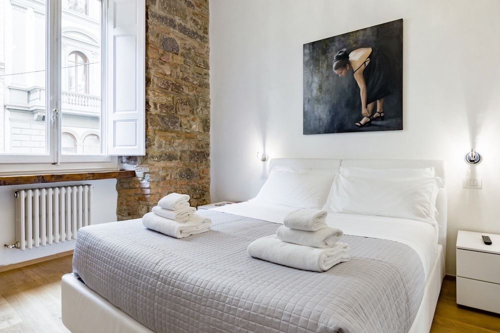 undefined Luxury 2 Bedroom Apartment with Hot Tub - Florence City Center 4