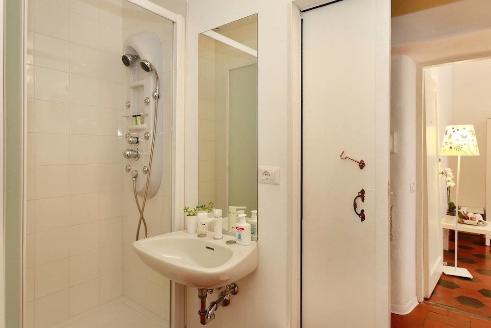 Lucretia House Affittacamere Economy Double or Twin Room (External Bathroom) 6