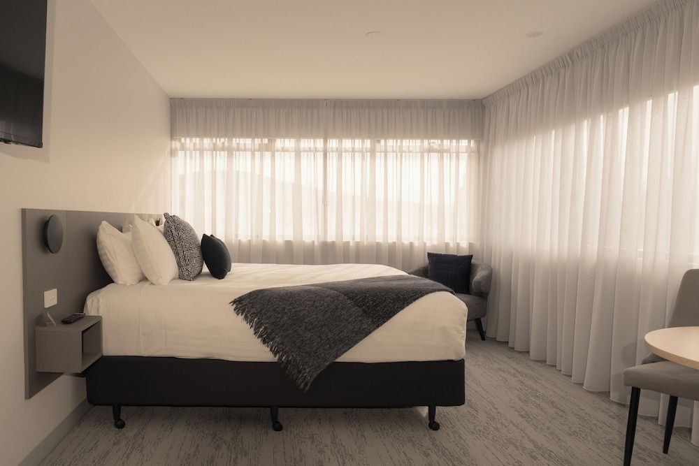 429 Apartments and Suites Deluxe Waterview King 4