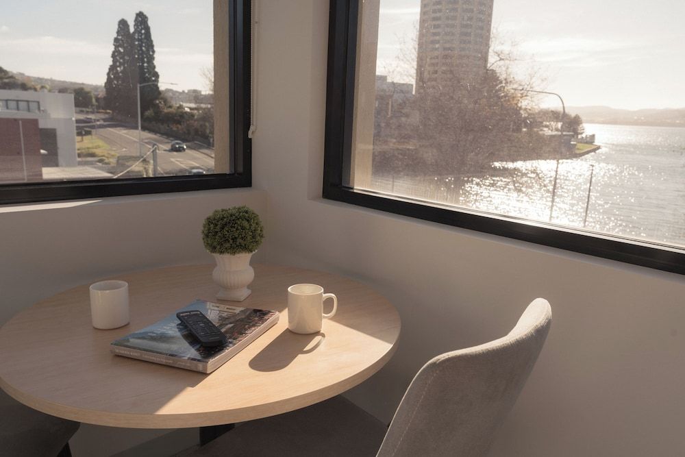 429 Apartments and Suites Deluxe Waterview King 10