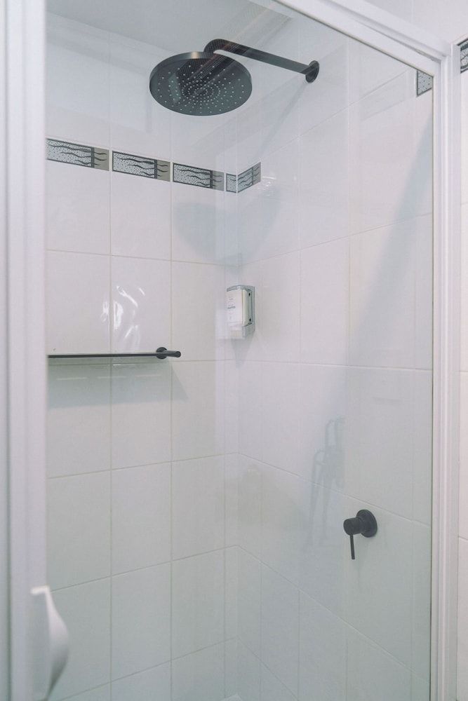 429 Apartments and Suites Deluxe Waterview King 8