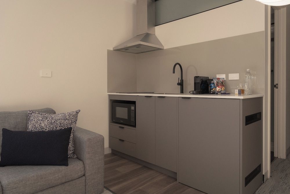 429 Apartments and Suites Deluxe Waterview King 9