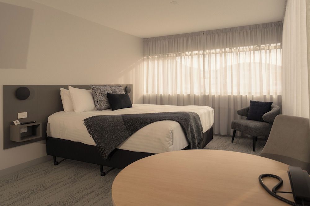 429 Apartments and Suites Deluxe Waterview King 2