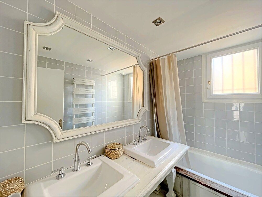 Modern Apartment 20 m from the Sea City Apartment, 2 Bedrooms, Beachside 8