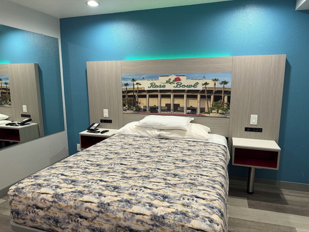 Lincoln Motel Room, 1 Queen Bed 26