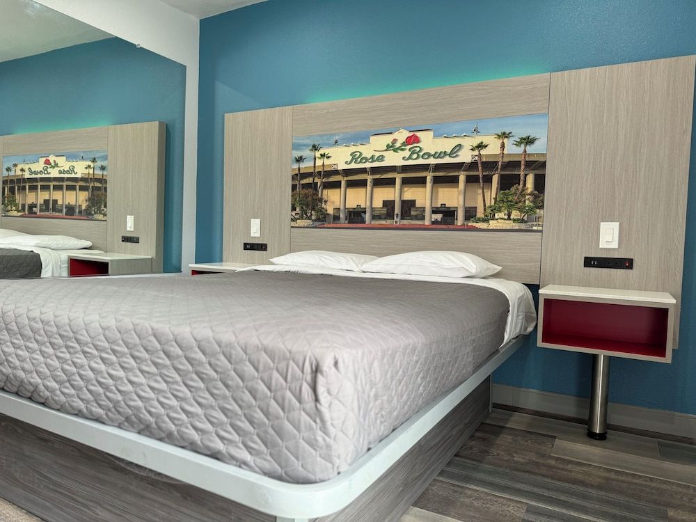 Lincoln Motel Room, 1 Queen Bed 2