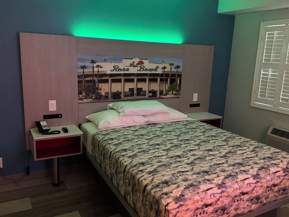 Lincoln Motel Room, 1 Queen Bed 27