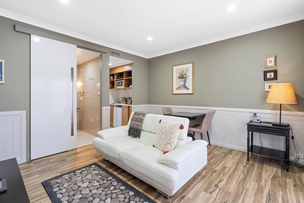 One Bedroom Suite (Balcony)