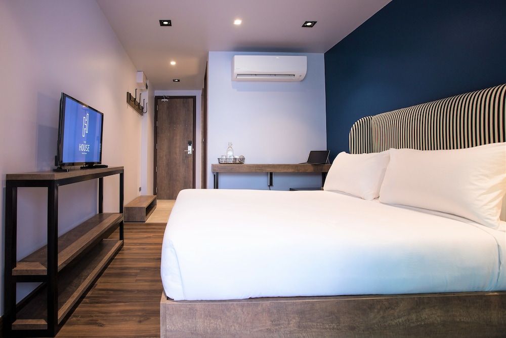 The House Pratunam Superior Double Room with Balcony 4