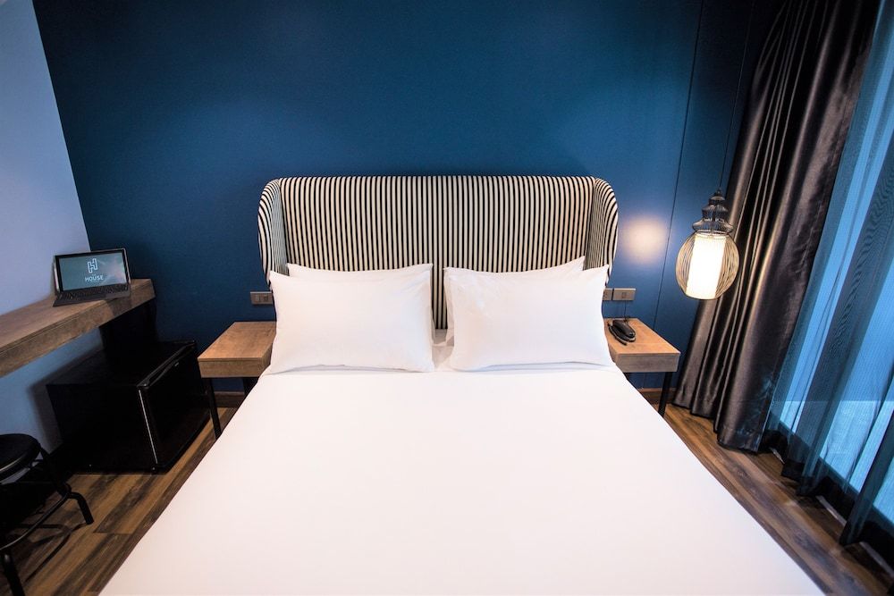 The House Pratunam Superior Double Room with Balcony 5