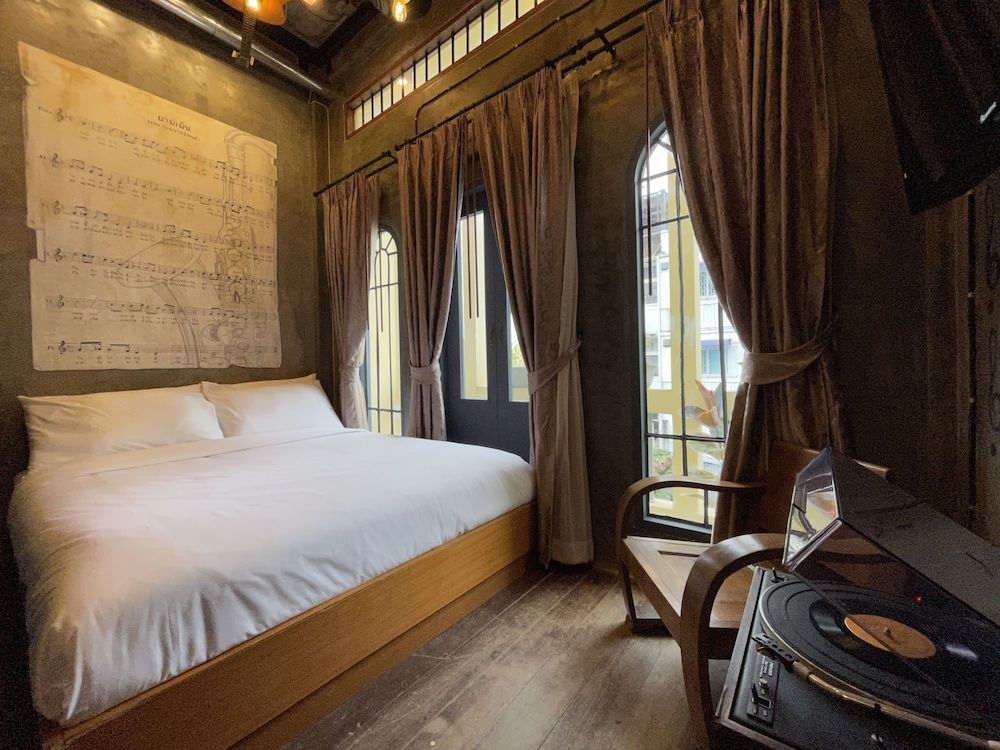 Central Old Town Cottage King Suite with Balcony