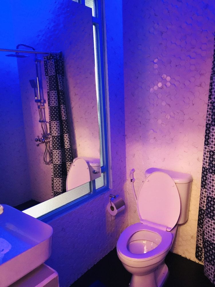 Blu Cabin Ari Stylish Gay Poshtel Blu Cabin Shared Twin (Shared Bathroom) 4