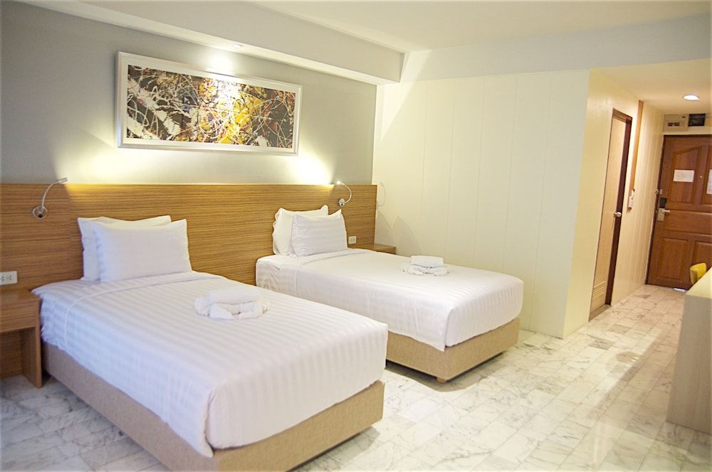 Jolly Suites & Spa Thaphra Superior Twin Room (Smoking) 2