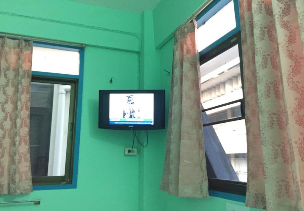 Nat 2 Guest House Standard Single Room with Fan and Private Bathroom 4