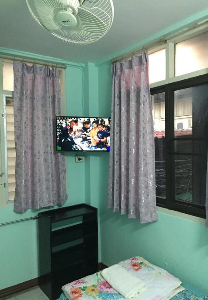 Nat 2 Guest House Standard Single Room with Fan and Private Bathroom 3