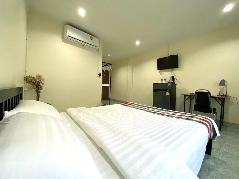 Gate 2Hostel Deluxe Double Room, 1 Queen Bed, Smoking, Refrigerator