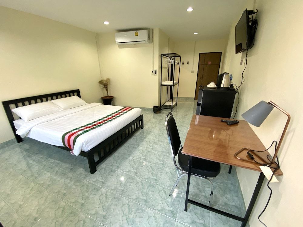 Gate 2Hostel Deluxe Double Room, 1 Queen Bed, Smoking, Refrigerator 4