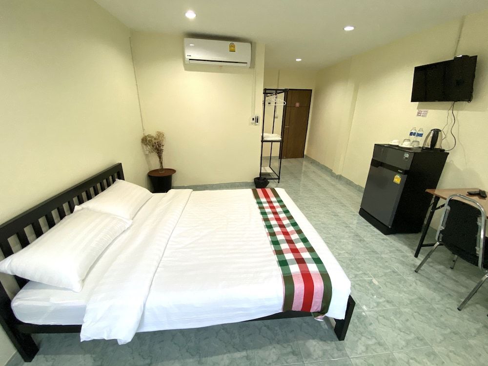 Gate 2Hostel Deluxe Double Room, 1 Queen Bed, Smoking, Refrigerator 2