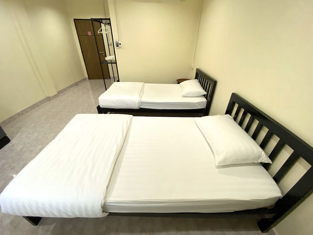 Gate 2Hostel Deluxe Twin Room, 2 Twin Beds, Smoking, Refrigerator 3