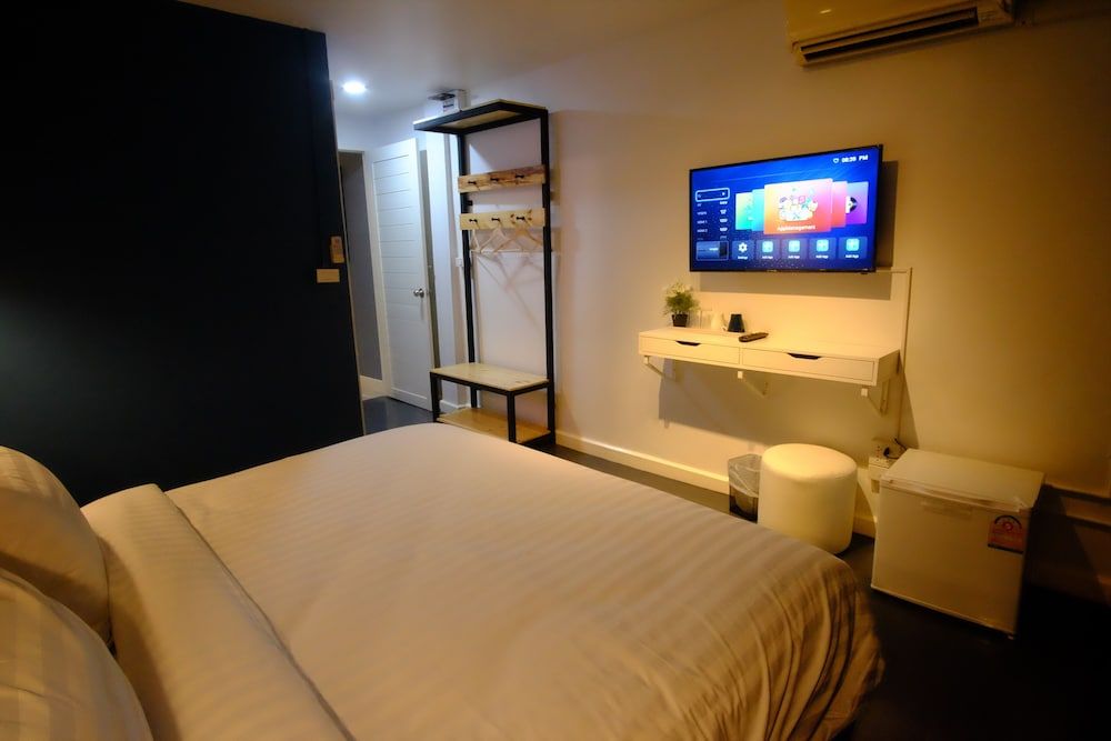 Every Surawong City Double Room, 1 King Bed, City View 2