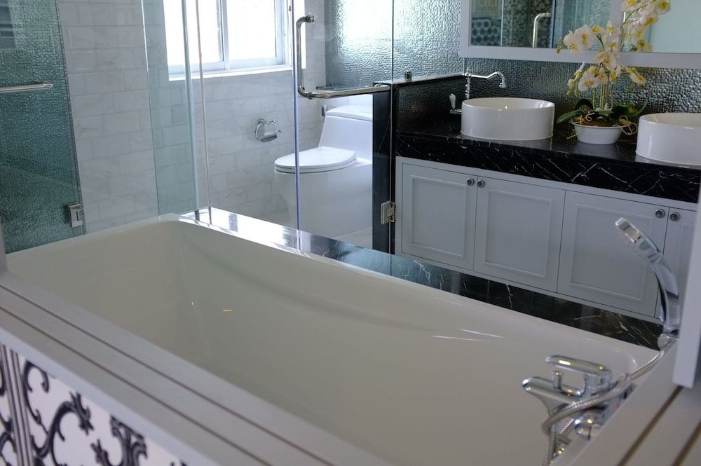 Deep Soaking Bathtub