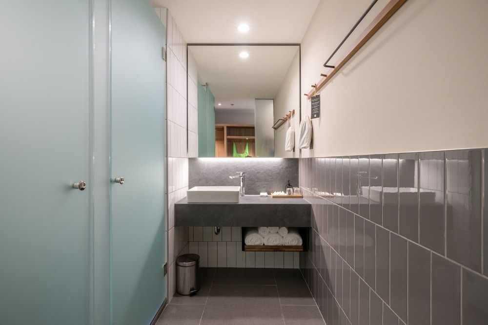 Triple Y Hotel Deluxe Twin Room with City View 5