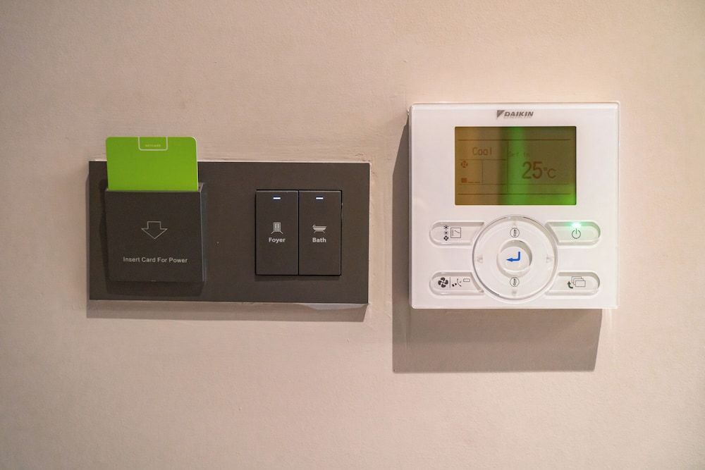 Triple Y Hotel Deluxe King Room with City View 9