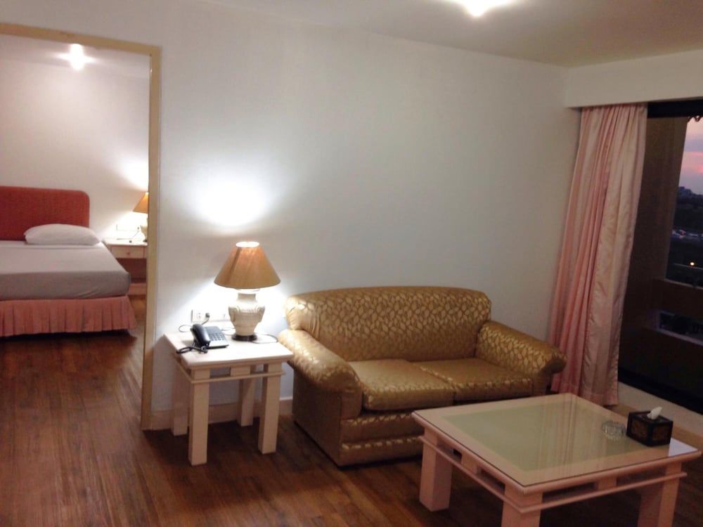 undefined Lee Place Hotel 6