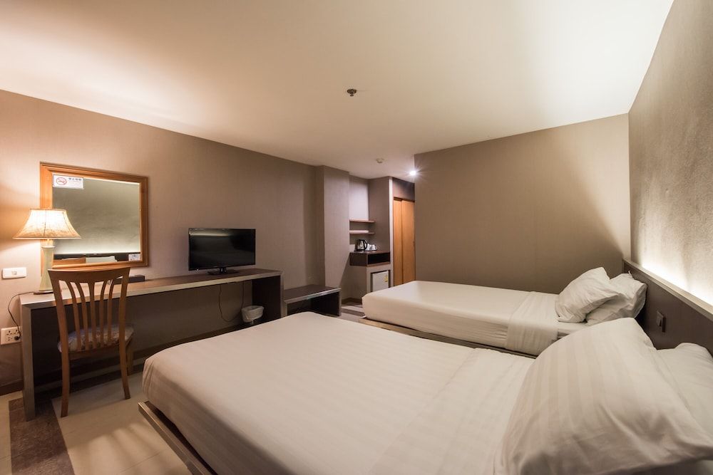 Bangkok City Suite Deluxe Twin Room 4