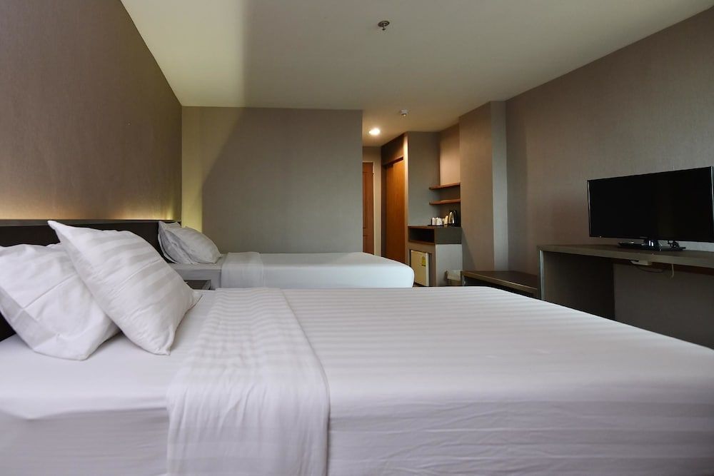 Bangkok City Suite Deluxe Twin Room 3