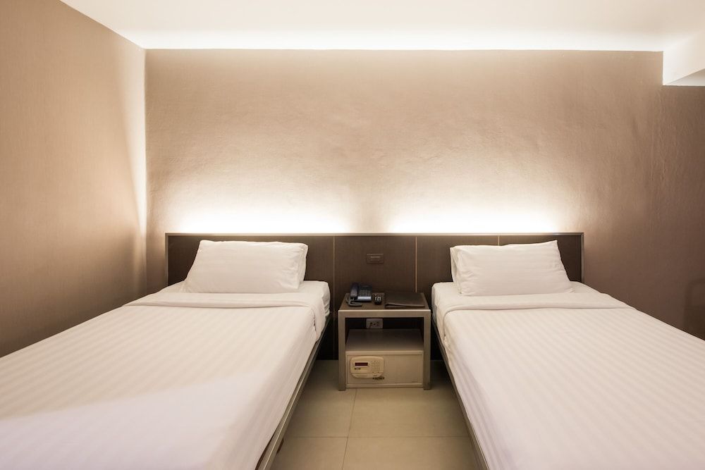 Bangkok City Suite Deluxe Twin Room 5