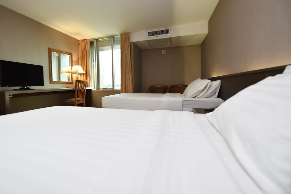 Bangkok City Suite Deluxe Twin Room 2