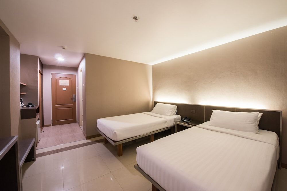 Bangkok City Suite Deluxe Twin Room 7