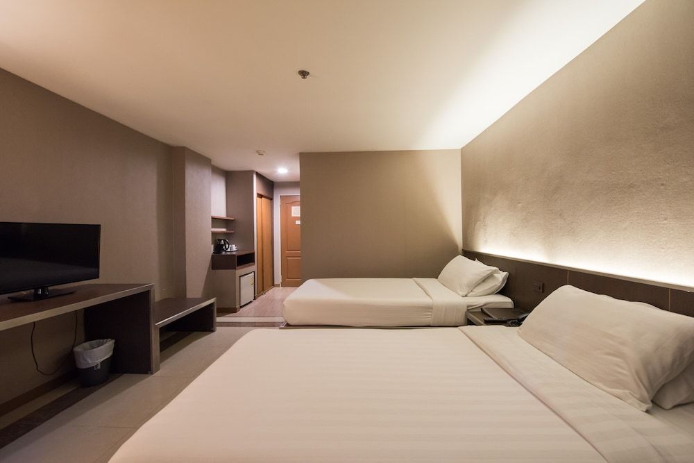 Bangkok City Suite Deluxe Twin Room 9